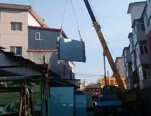 玻璃到貨起重機卸車過程